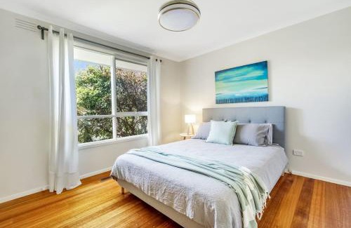 Glen Waverley House | Sunlit Suburbia - A Breezy Abode in Glen Waverley