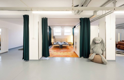 District 4 Apartment | Sunlit Urban Haven: Zurich Loft with 5 Queen Beds