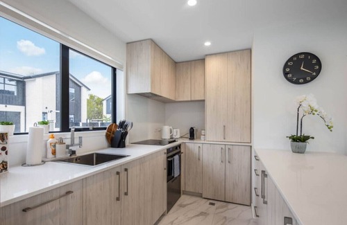 Trentham House | Sunny 2 BR Oasis in Trentham