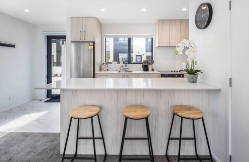 Trentham House | Sunny 2 BR Oasis in Trentham