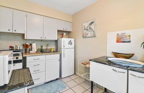 Deerfield Beach House | Sunny Beach Studio walk to beach
