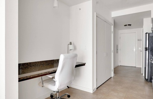 Northwest Bellevue Apartment | Sunny Bellevue 1BR w/Gym, W/D & Roof, near Downtown Park, by Blueground