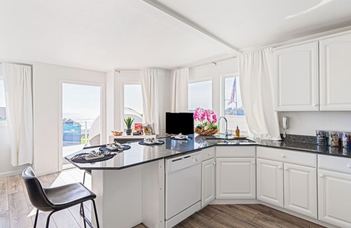 Cayucos House | Sunny Cayucos Studio w/Full Kitchen + Lounge Access by the Beach