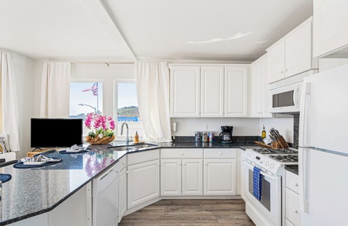 Cayucos House | Sunny Cayucos Studio w/Full Kitchen + Lounge Access by the Beach