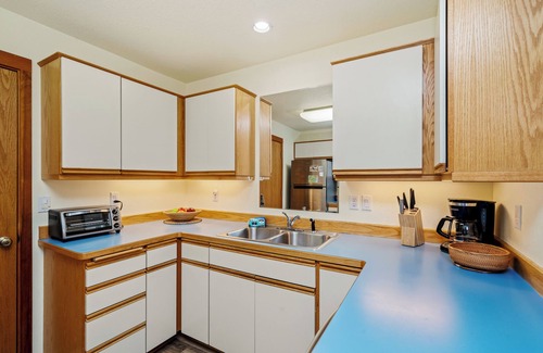 Manzanita House | Sunny Chalet MCA#50350-1 block to beach, fenced yard, Dogs Ok