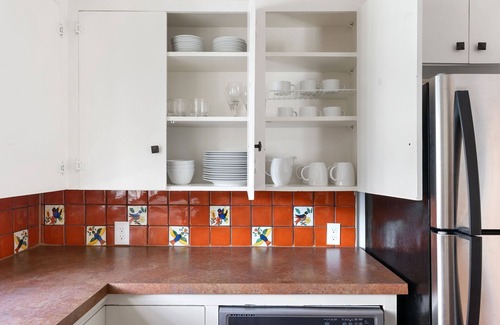 Cherrywood House | Sunny Cherrywood Charmer | Walk to Cafes/UT/Parks