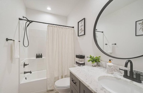 Oakland Hills Villa | Sunny Coastal,3 BD, 2 BA, King Master Suite, Close to Ocean, Golfing , Fishing