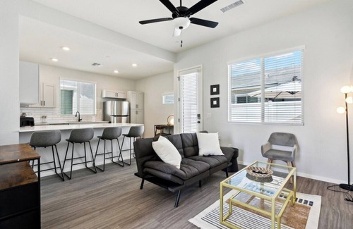 Casa Grande Apartment | Sunny Contemporary Home in Canopy at Cottonwood