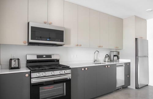 Palms Apartment | Sunny Culver City Studio w/Courtyard & Gym, close to 405, by Blueground
