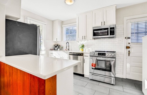 Tampa House | Sunny, dog-friendly central cottage with fenced yard & updated interior