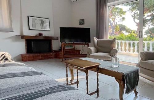 Nea Makri Apartment | Sunny Escape:Stylish and Roomy Apt in Beach Haven!