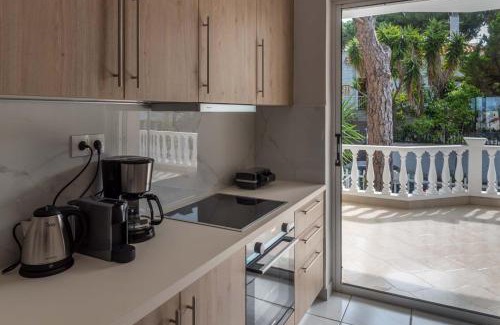 Nea Makri Apartment | Sunny Escape:Stylish and Roomy Apt in Beach Haven!