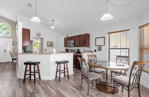 Lindfields Apartment | Sunny Oasis Home With Pool