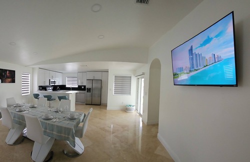 Homestead House | Sunny Oasis with Private Pool, Sunny Oasis with Private Pool