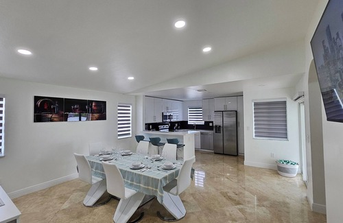 Homestead House | Sunny Oasis with Private Pool, Sunny Oasis with Private Pool