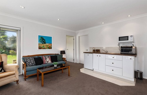 Mangawhai House | Sunny on Sunlea - Mangawhai Village Holiday Unit