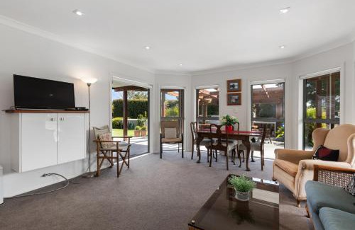 Mangawhai House | Sunny on Sunlea - Mangawhai Village Holiday Unit