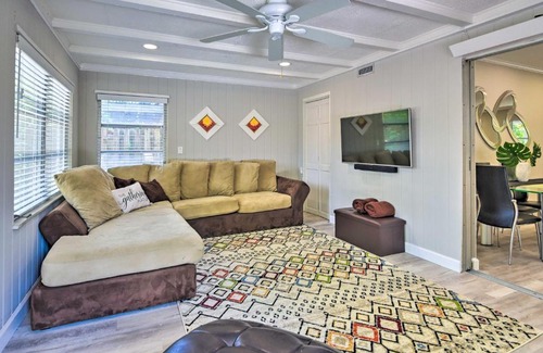 Alta Vista House | Sunny Sarasota Home with Yard Less Than 2 Mi to Downtown!