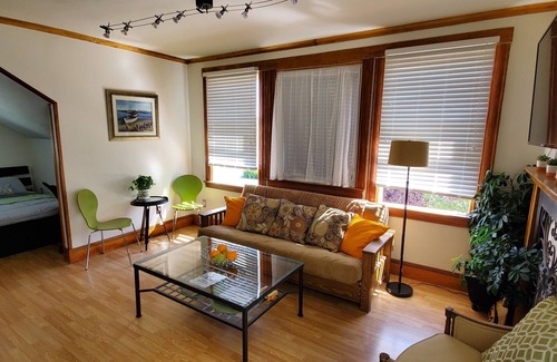 Everett Apartment | "Sunny Studio Retreat, Steps from Downtown"