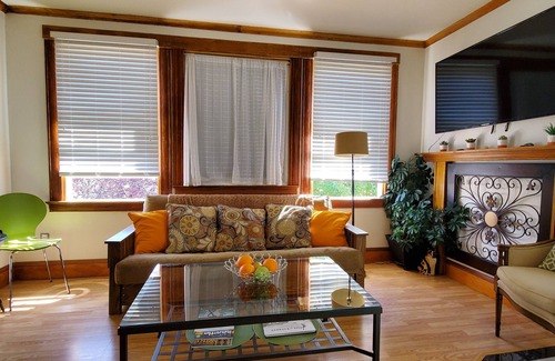 Everett Apartment | "Sunny Studio Retreat, Steps from Downtown"