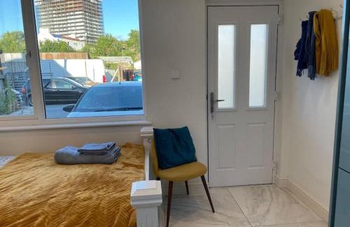 Brislington Apartment | Sunny Studio with Parking and Private Entrance