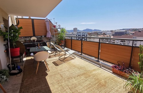 Menpenti Apartment | Sunny T3 with Terrace, Rooftop View, Near Stadium and City Center