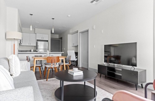 Walnut Creek Apartment | Sunny Walnut Creek 1BR w/Gym, Pool & Spa, walk to BART, by Blueground