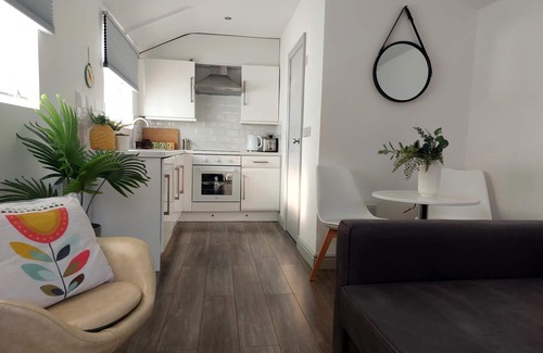 Bempton Apartment | Sunnyside Studio with private patio