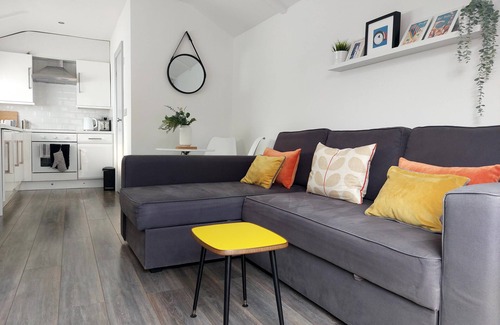 Bempton Apartment | Sunnyside Studio with private patio