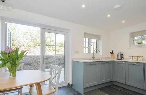 Saint Kew Cottage | SUNRISE COTTAGE, pet friendly, with open fire in St Kew Highway