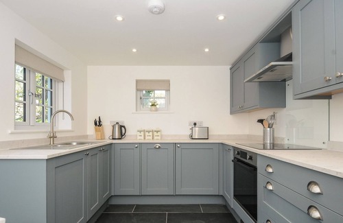 Saint Kew Cottage | SUNRISE COTTAGE, pet friendly, with open fire in St Kew Highway