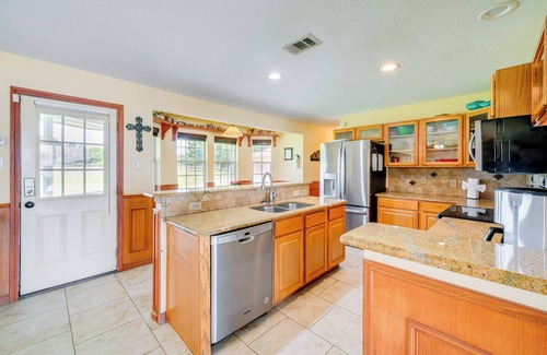 Kerens House | Sunrise Cove RC LLC: Lakefront Home w/2 Casitas!