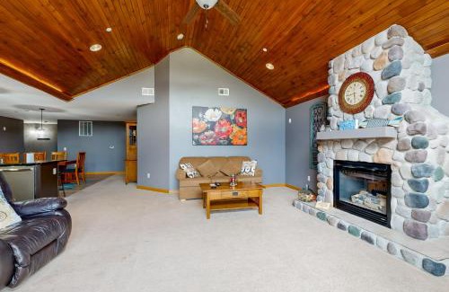 Arkdale Apartment | Sunset Condominiums: The View