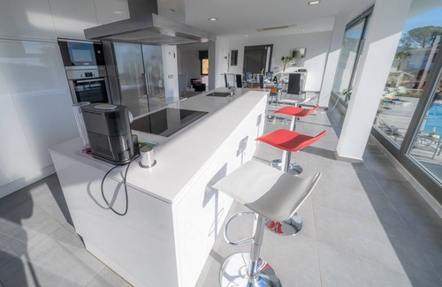 Condado del Jaruco Villa | Sunset Lux House - Ideal for families in Residential Area & Aircon