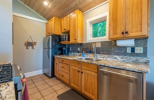 Spruce Pine Cabin | Sunset Mtn Lodge! Hot tub+Fire pit, Fireplace, Hiking, Private, Close to Town!