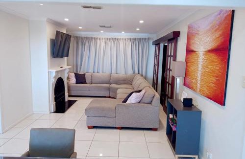 Seaview Downs House | Sunset Poolside Escape - Pet Friendly