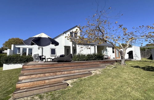 Havelock North House | Sunset Sanctuary - Havelock North Holiday Home