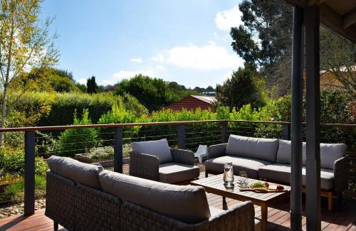 Daylesford House | Sunshine House, fireplace 4 bedroom & gardens