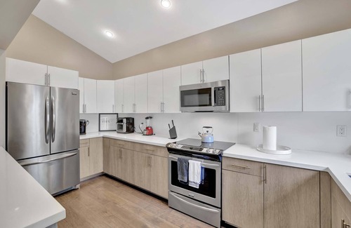 Croissant Park House | Sunshine House – 3 BDR for 8!
