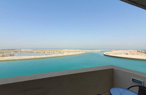 Al Riffa Apartment | Sunshine Lagoon View Large Balcony - 5m from beach!