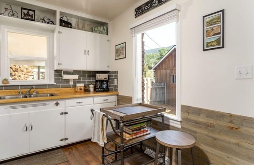 Kellogg House | Sunshine On Bunker - 3min Walk to Gondola - Historic Miner Home – Dog Friendly