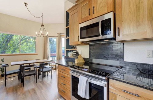 Skyway House | Sunstone Mesa! Luxe Broadmoor Getaway w Hot Tub