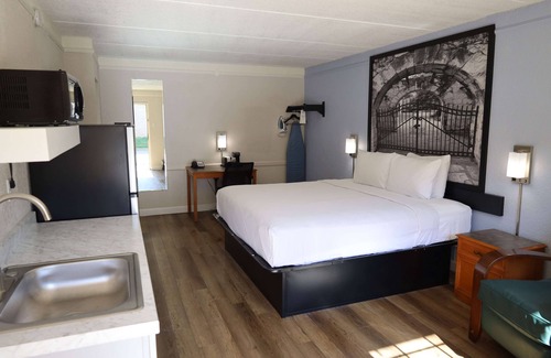 East Congress Hotel | Super 8 by Wyndham Austin South/I-35