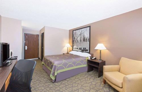 Belleville Hotel | Super 8 by Wyndham Belleville