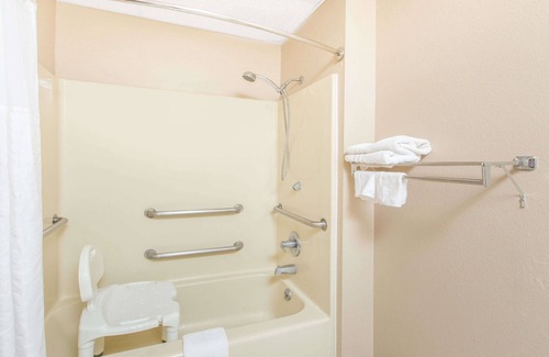 Belleville Hotel | Super 8 by Wyndham Belleville