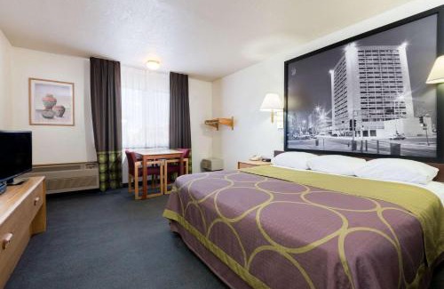 Bernalillo Hotel | Super 8 by Wyndham Bernalillo