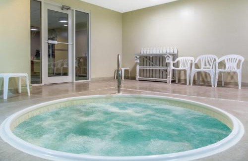 Carthage Hotel | Super 8 by Wyndham Carthage