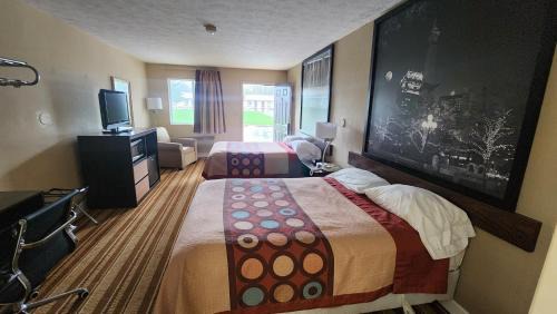 Centerville Hotel | Super 8 by Wyndham Centerville-Richmond