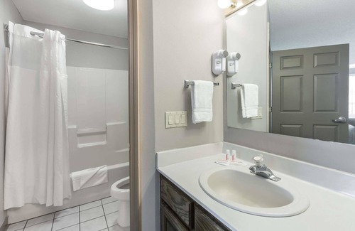 Clinton Hotel | Super 8 by Wyndham Clinton