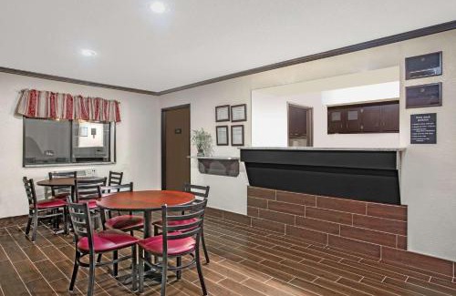 Douglas Hotel | Super 8 by Wyndham Douglas
